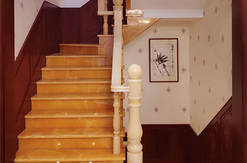青海中式别墅室内汉白玉石楼梯的定制安装装饰效果