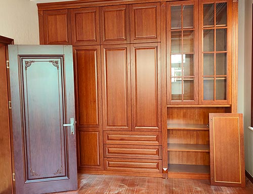 青海中式家庭装修里定制的实木衣柜效果图